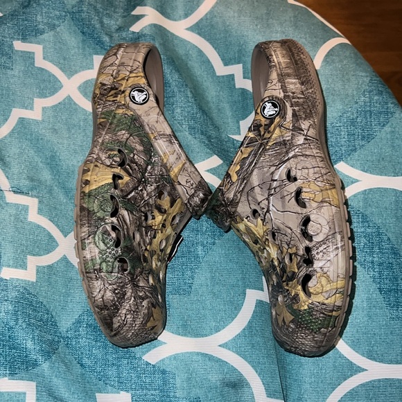 Used crocs with gibet. Camo - Picture 3 of 5